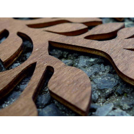 Stylesa - Pictură din lemn pe un perete de copac