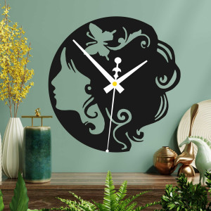Ceas din lemn - o doamnă cu un fluture în păr, atât negru, cât și colorat  | SENTOP PR0399