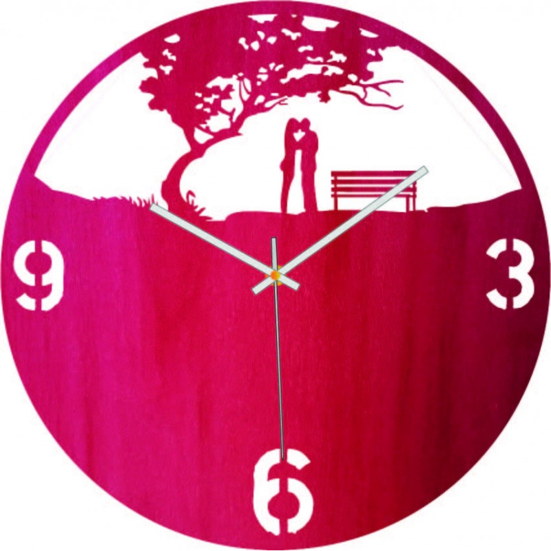 Ceas de perete din lemn cu dragoste în parc