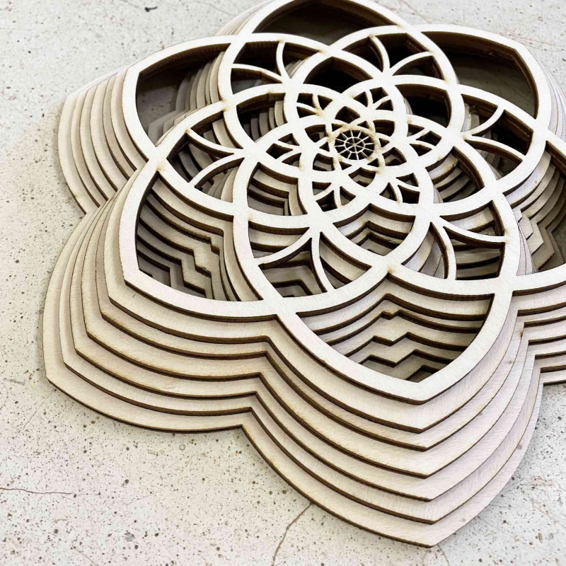 Mandala din lemn Harmony realizată din mai...