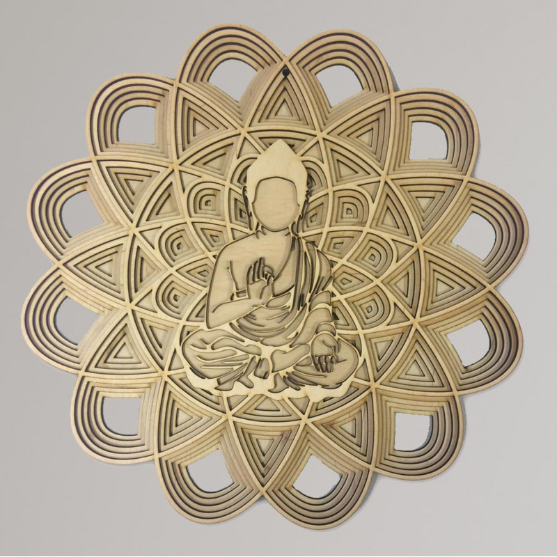 Mandala din lemn sculptată 3D cu o figură a lui Buddha în poziție de meditație.