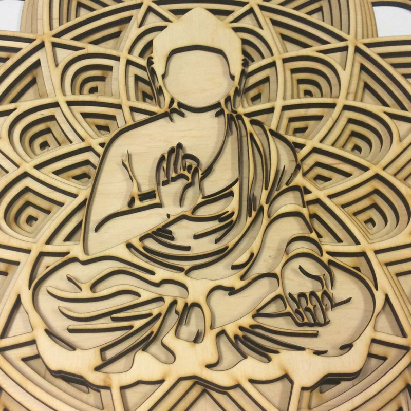 Mandala din lemn sculptată 3D cu o figură a lui Buddha în poziție de meditație.