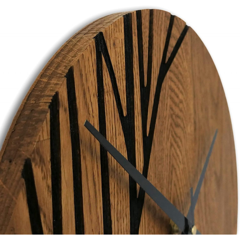 Ceas de perete cu design modern, motiv sculptat și lemn natural.