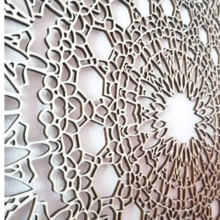 Mandala de designer pe perete cu un model geometric precis