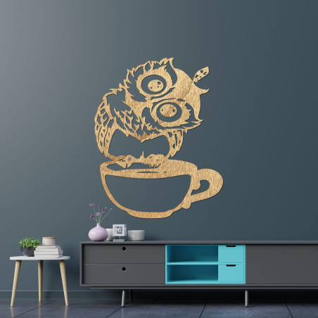 Bufniță originală din lemn pe o ceașcă de cafea pentru iubitorii de cafea