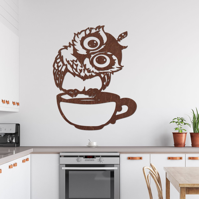 Bufniță originală din lemn pe o ceașcă de cafea pentru iubitorii de cafea