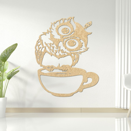 Bufniță originală din lemn pe o ceașcă de cafea pentru iubitorii de cafea