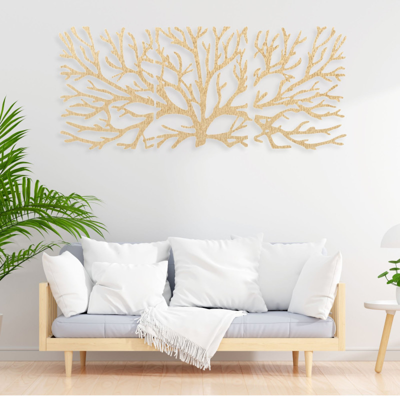 Decorațiune elegantă de perete din lemn cu motiv natural într-un interior modern
