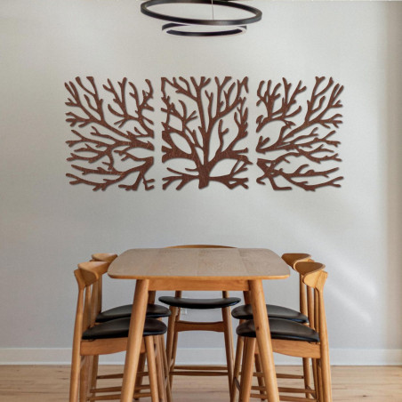 Decorațiune elegantă de perete din lemn cu motiv natural într-un interior modern