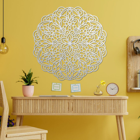 Mandala elegantă din lemn pe perete într-un interior modern în stil boho