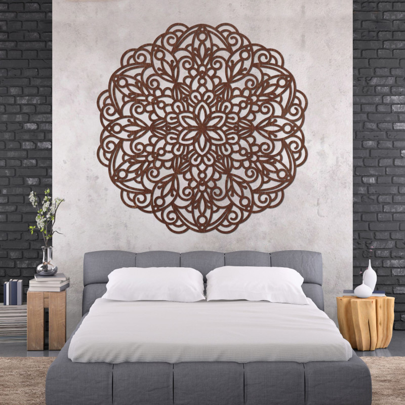 Mandala elegantă din lemn pe perete într-un interior modern în stil boho
