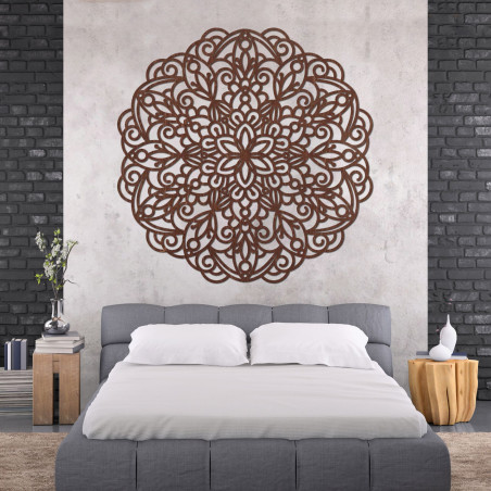 Mandala elegantă din lemn pe perete într-un interior modern în stil boho