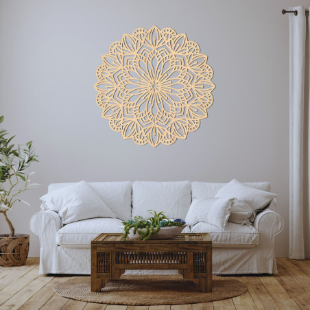 Mandala din lemn pentru perete, cu un model floral detaliat, cu finisaj natural.