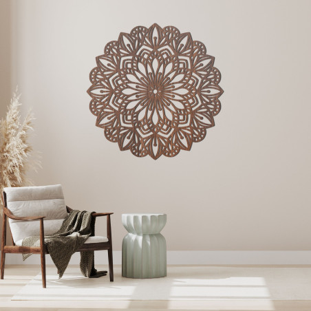 Mandala din lemn pentru perete, cu un model floral detaliat, cu finisaj natural.