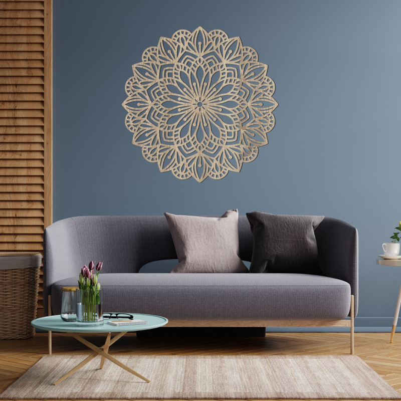 Mandala din lemn pentru perete, cu un model floral detaliat, cu finisaj natural.