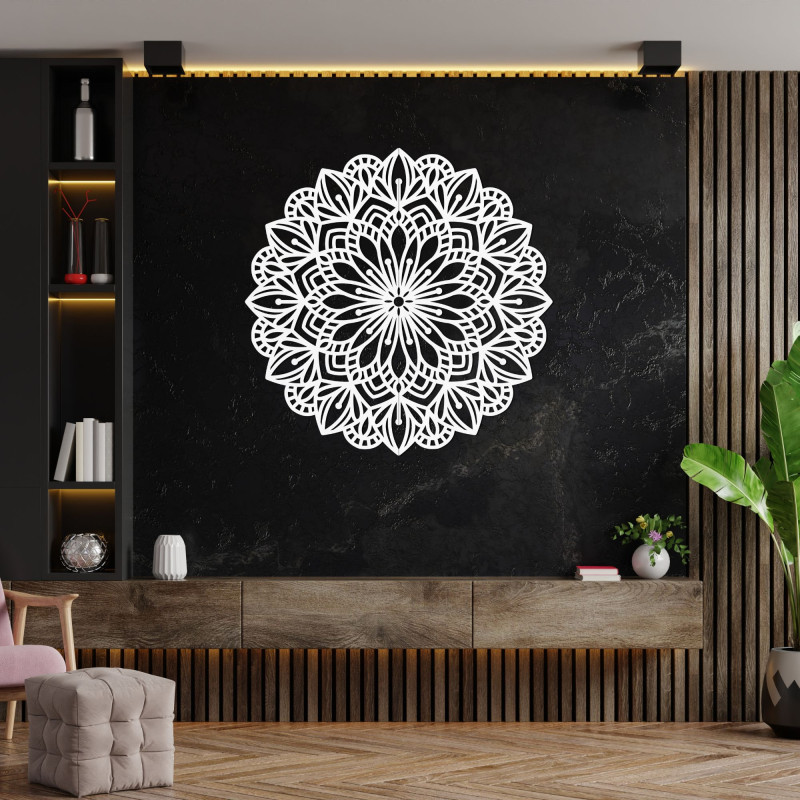 Decorațiune elegantă de perete - mandală din lemn cu un design armonios.