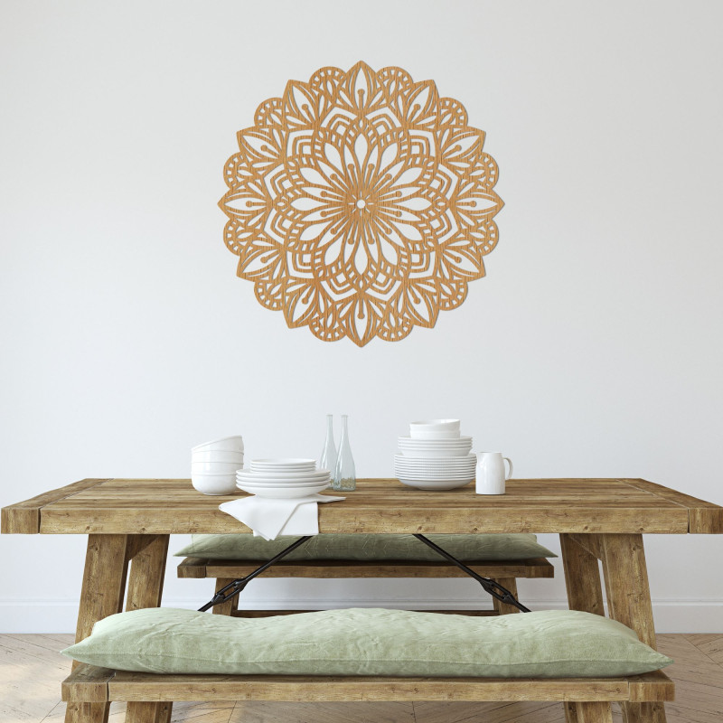 Decorațiune elegantă de perete - mandală din lemn cu un design armonios.