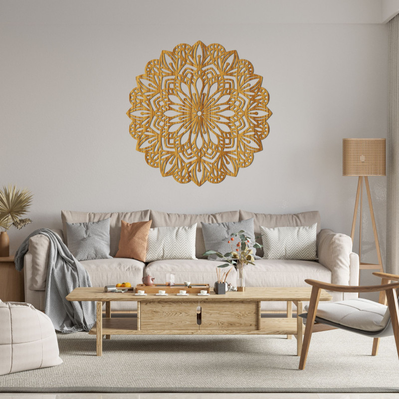 Mandala din lemn natural cu motiv floral, potrivită pentru living și dormitor.