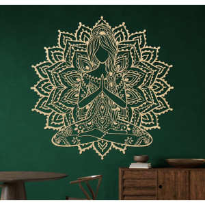 Mandala 3D din lemn cu femeie yoga pe perete - decorațiune de design pentru camera de zi, pentru un interior modern și armonios.