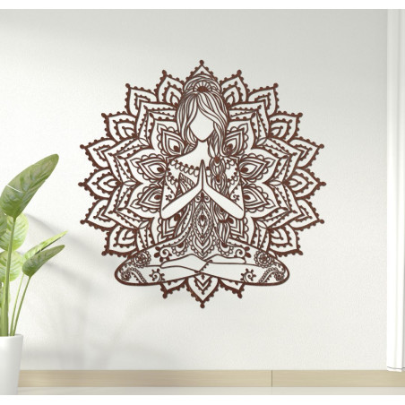 Pictură modernă pe lemn reprezentând o femeie care practică yoga într-o mandală - decorațiune elegantă de perete pentru un spați