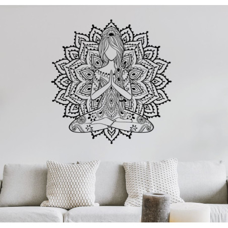 Mandala 3D din lemn cu femeie yoga pe perete - decorațiune de design pentru camera de zi, pentru un interior modern și armonios.