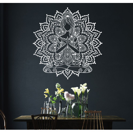 Mandala 3D din lemn cu femeie yoga pe perete - decorațiune de design pentru camera de zi, pentru un interior modern și armonios.