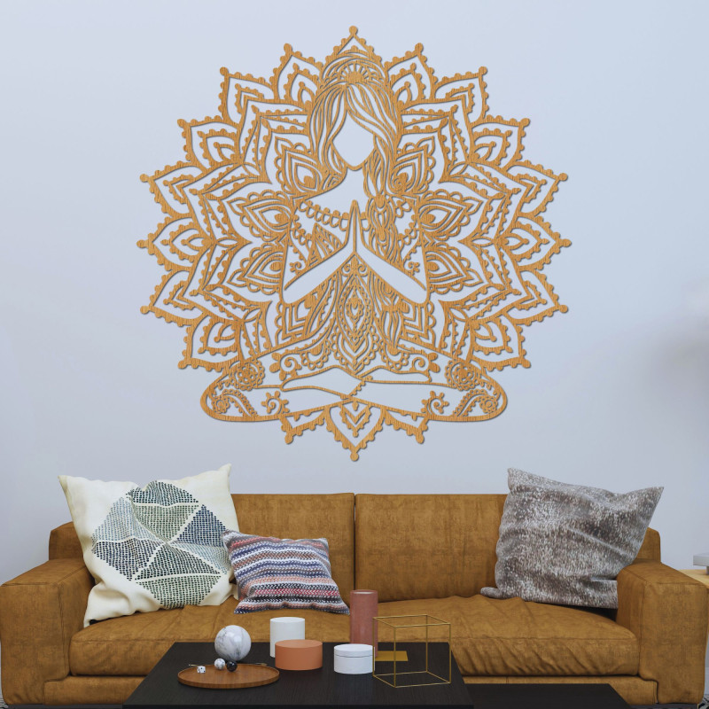 Mandala din lemn pentru yoga, femeie pe perete - decor modern pentru un interior liniștit.