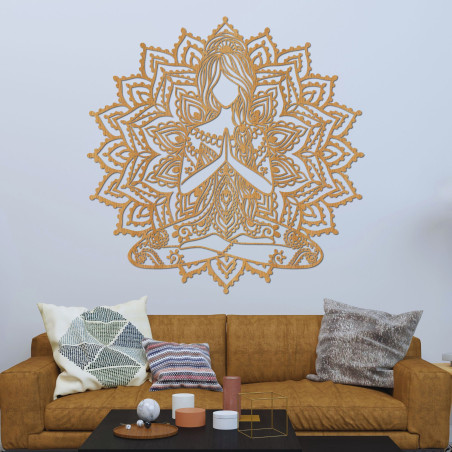 Mandala din lemn pentru yoga, femeie pe perete - decor modern pentru un interior liniștit.