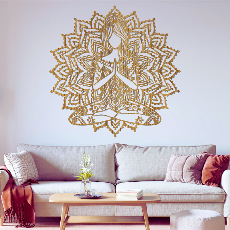 Mandala din lemn pentru yoga, femeie pe perete - decor modern pentru un interior liniștit.
