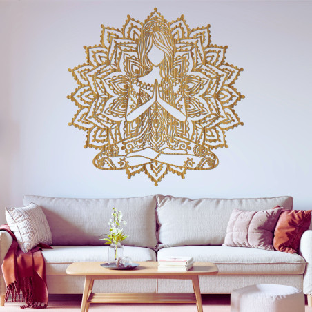Mandala din lemn pentru yoga, femeie pe perete - decor modern pentru un interior liniștit.