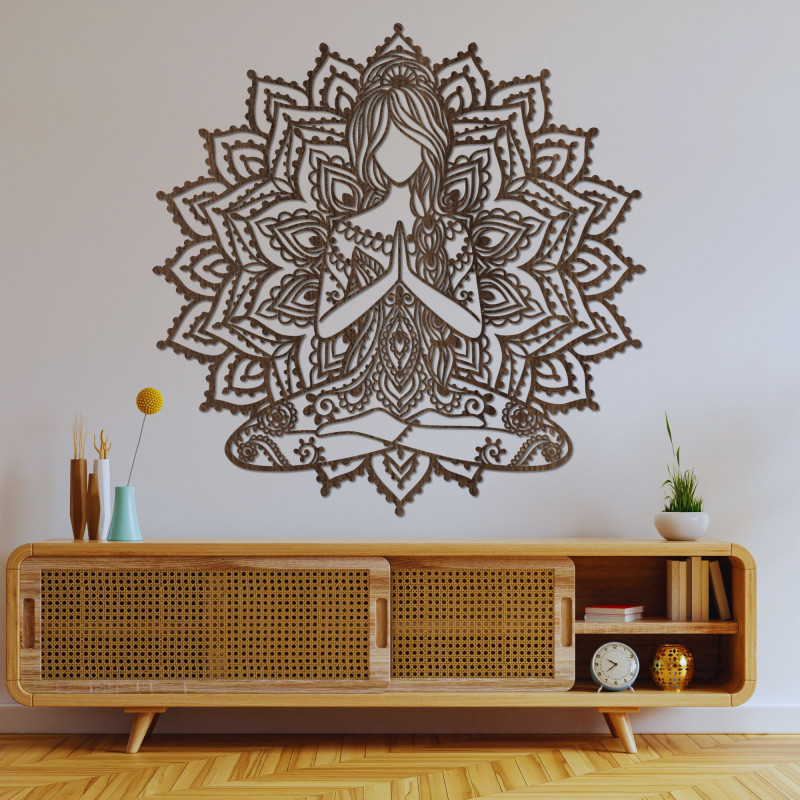 Mandala din lemn pentru yoga, femeie pe perete - decor modern pentru un interior liniștit.