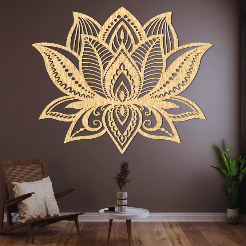 Elegantă floare de lotus sculptată în lemn - o decorațiune murală stilată pentru un interior modern.