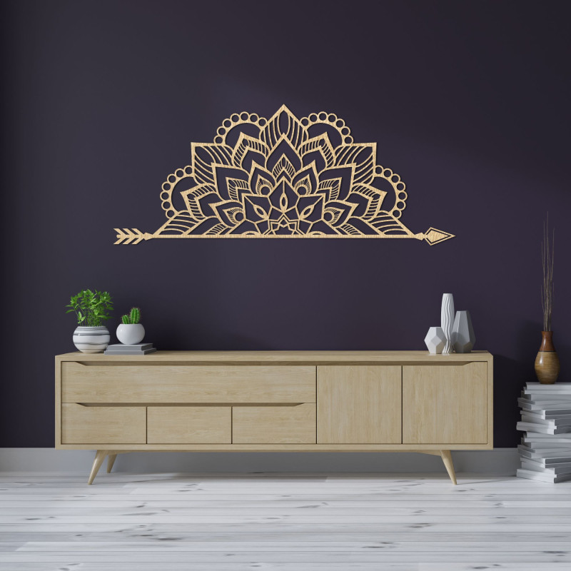 Mandala din lemn pe perete cu un model ornamental delicat ca decor elegant pentru interior