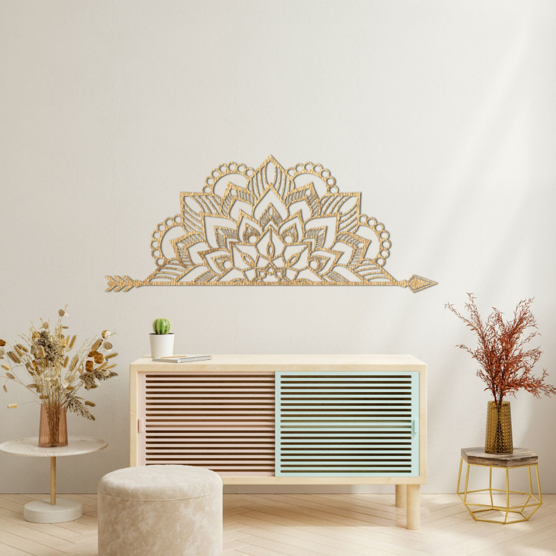 Mandala din lemn pe perete cu un model ornamental delicat ca decor elegant pentru interior