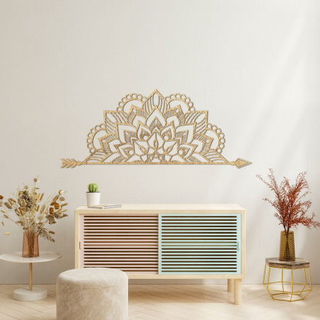 Mandala din lemn pe perete cu un model ornamental delicat ca decor elegant pentru interior