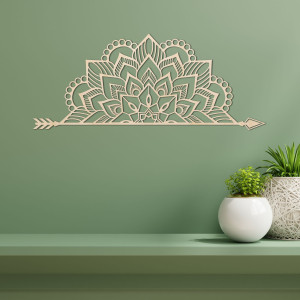 Mandala din lemn pe perete cu un model ornamental delicat ca decor elegant pentru interior