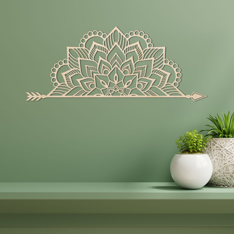 Mandala din lemn pe perete cu un model ornamental delicat ca decor elegant pentru interior