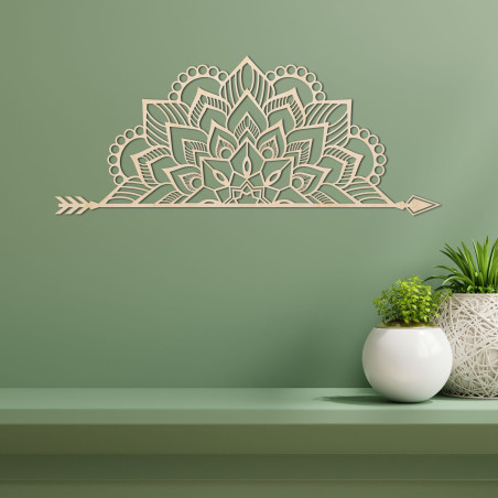 Mandala din lemn pe perete cu un model ornamental delicat ca decor elegant pentru interior