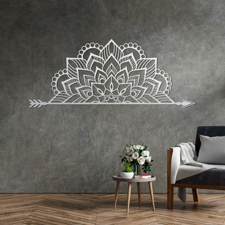 Mandala din lemn pe perete cu un model ornamental delicat ca decor elegant pentru interior