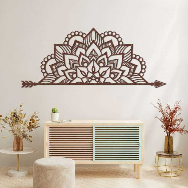 Mandala din lemn pe perete cu un model ornamental delicat ca decor elegant pentru interior