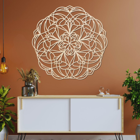 Mandala din lemn pe perete cu un model geometric modern