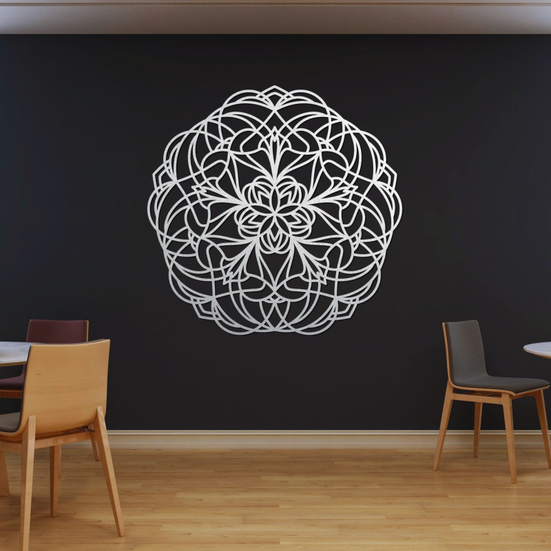 Mandala din lemn pe perete cu un model geometric modern