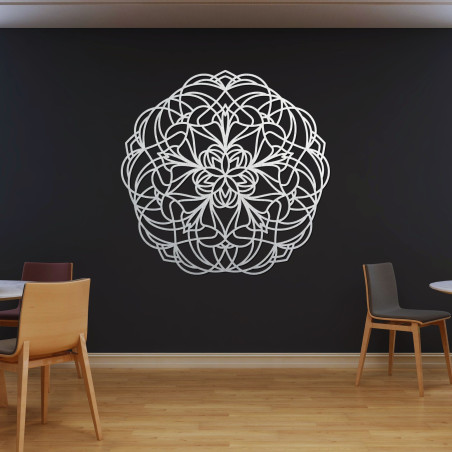 Mandala din lemn pe perete cu un model geometric modern