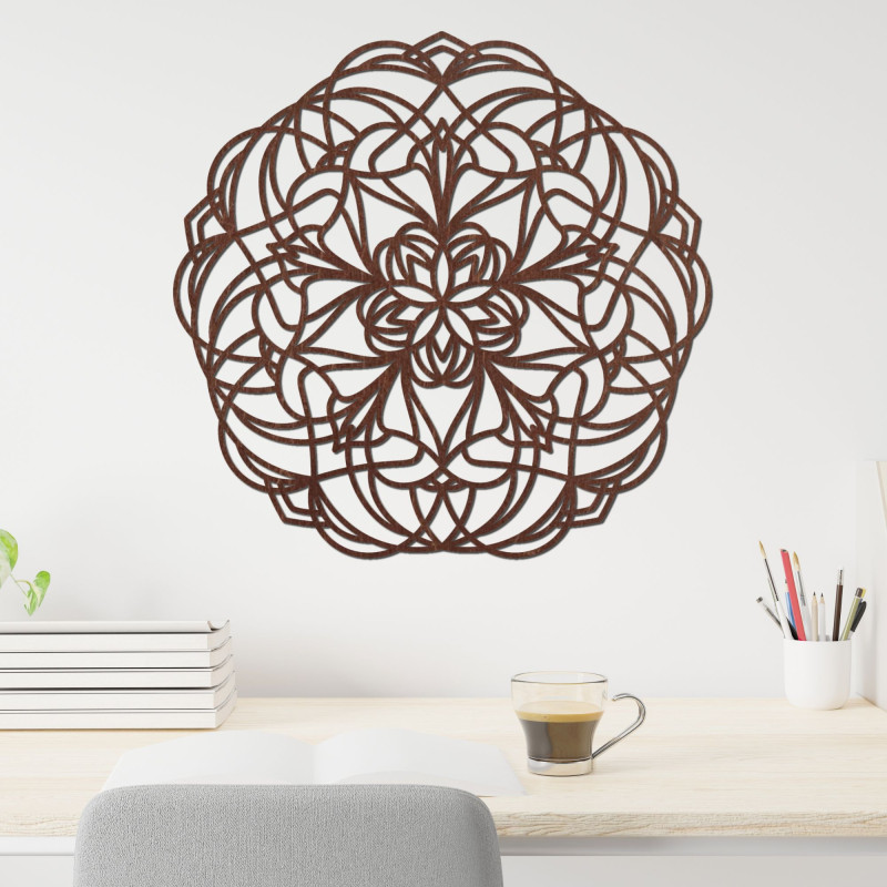 Mandala din lemn pe perete cu un model geometric modern
