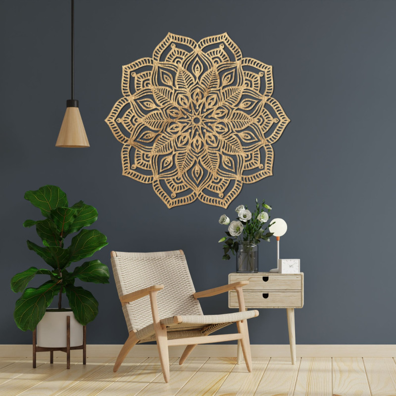 Mandala din lemn pe perete cu un model ornamental detaliat pentru un interior modern