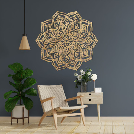 Mandala din lemn pe perete cu un model ornamental detaliat pentru un interior modern
