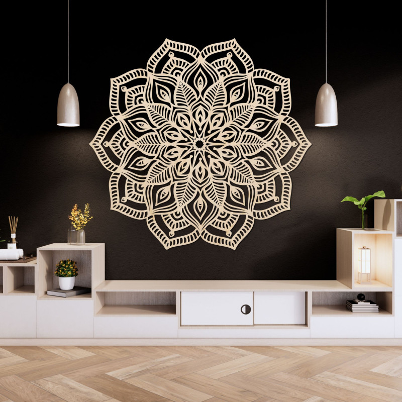 Mandala din lemn pe perete cu un model ornamental detaliat pentru un interior modern
