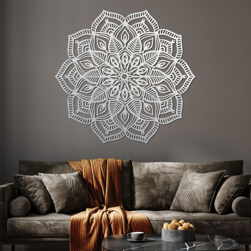 Mandala din lemn pe perete cu un model ornamental detaliat pentru un interior modern