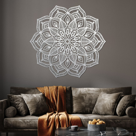 Mandala din lemn pe perete cu un model ornamental detaliat pentru un interior modern