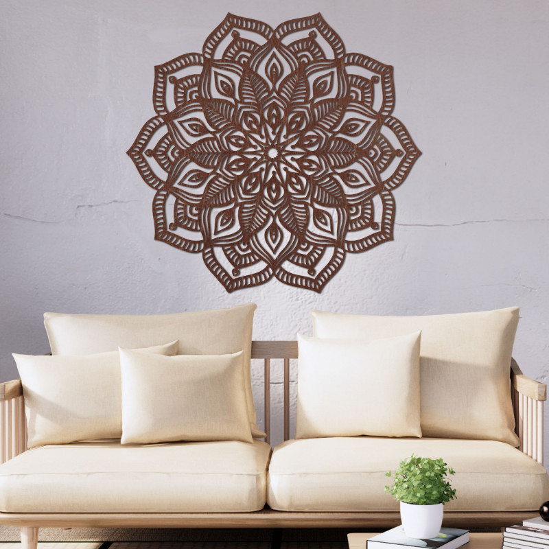 Mandala din lemn pe perete cu un model ornamental detaliat pentru un interior modern